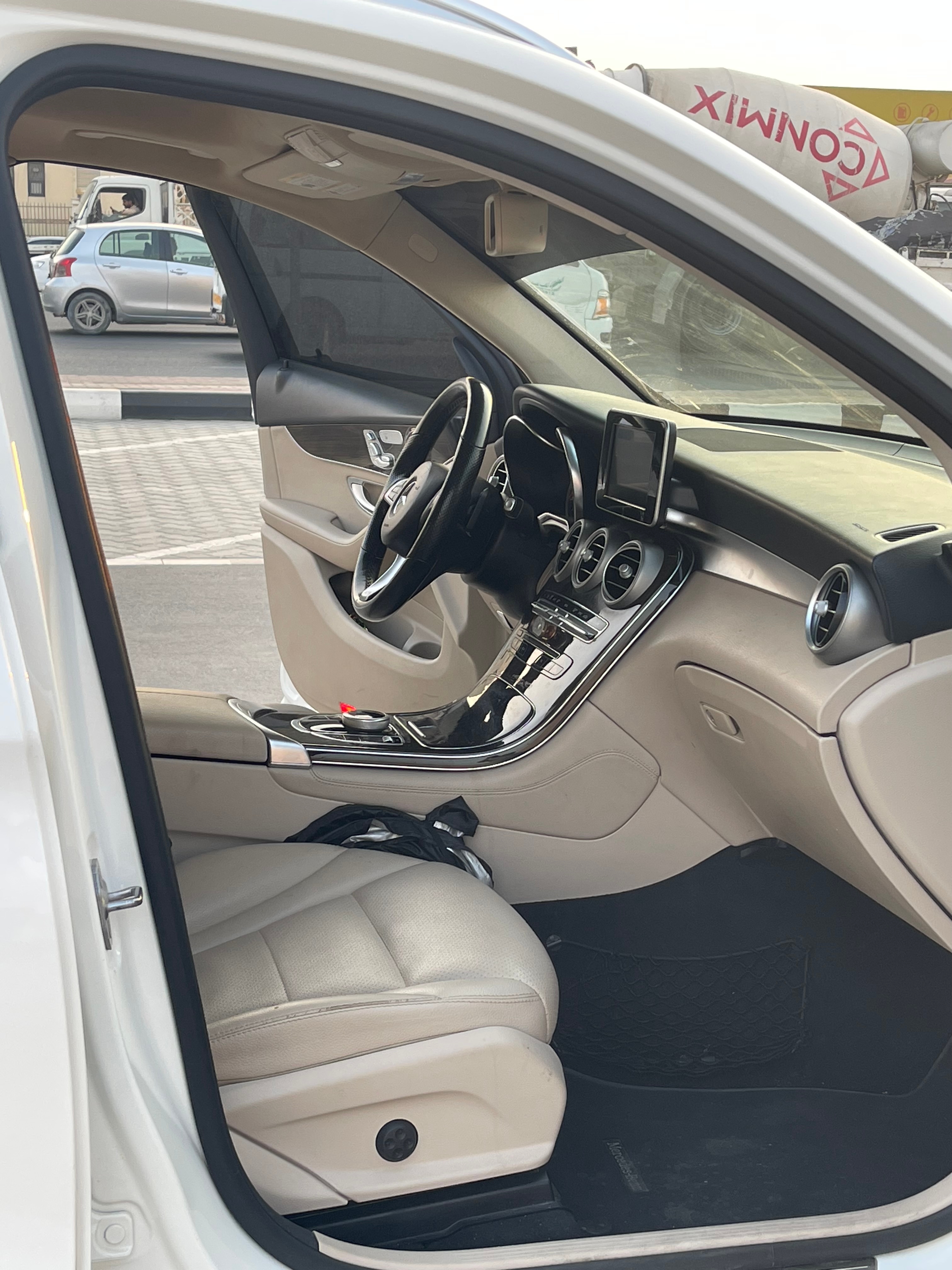 White Mercedes Benz GLC 300 4MATIC 2019